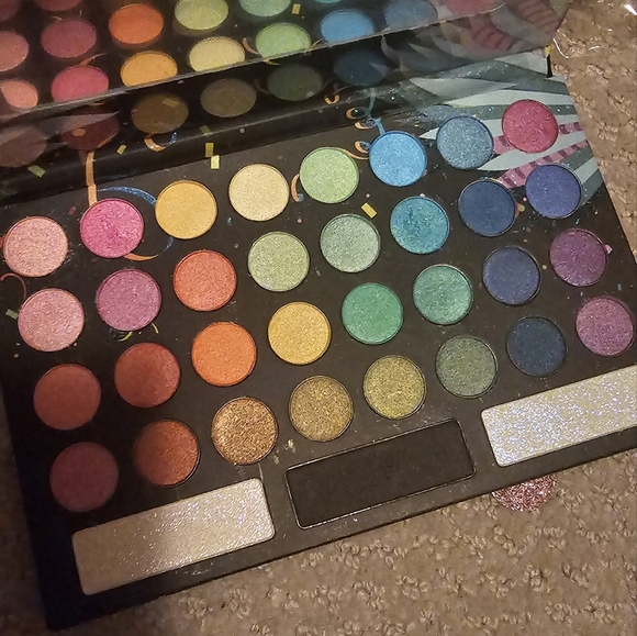 BH Eyeshadow Pallet - Picture 5 of 5